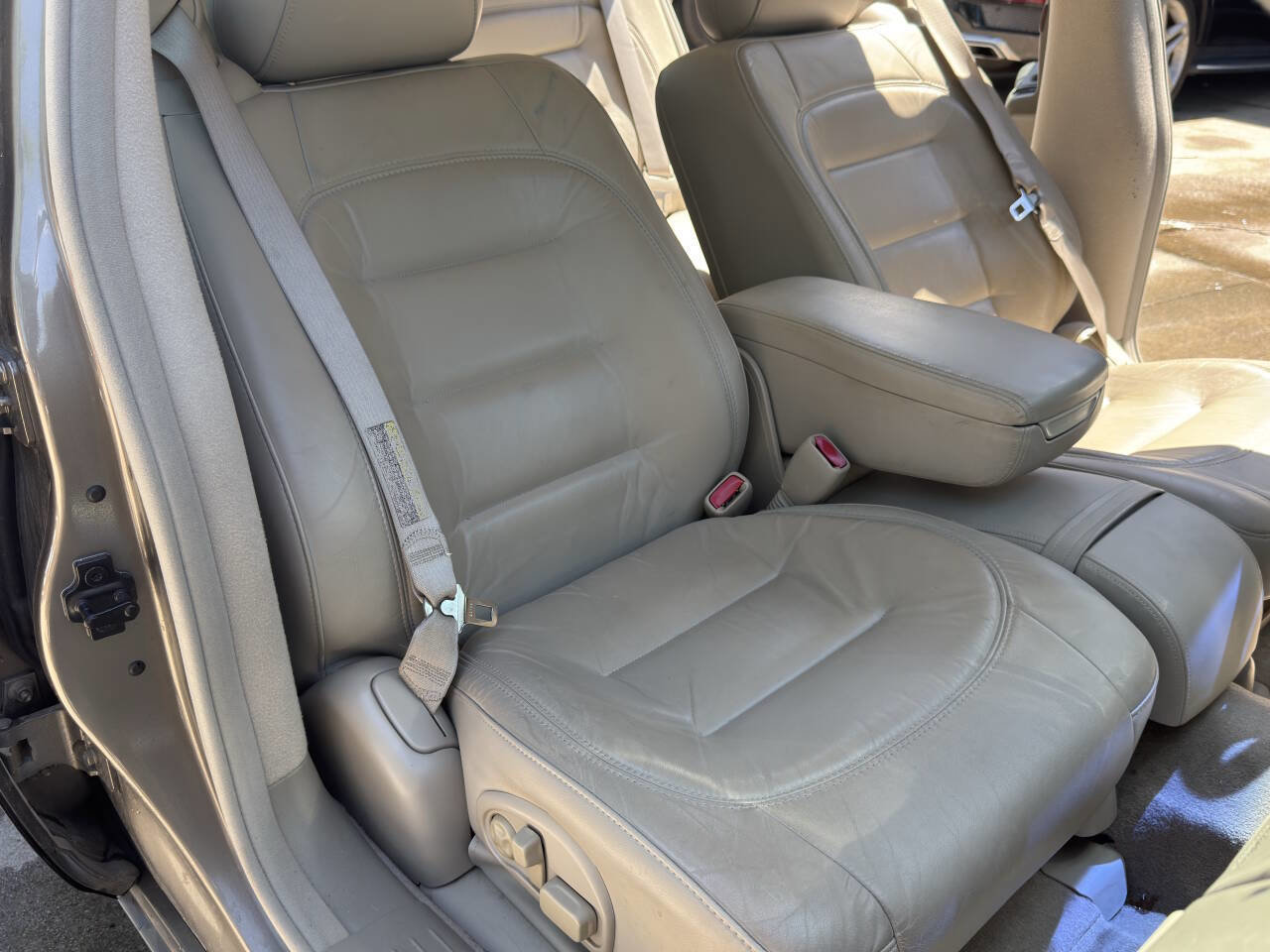 Used 2003 Cadillac De Ville w/ Comfort & Convenience Package FWD image 50