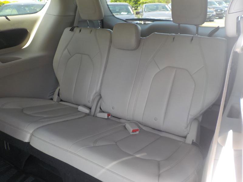 Used 2018 Chrysler Pacifica Touring-L image 19