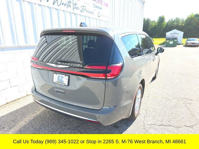 Used 2023 Chrysler Pacifica Touring-L FWD image 11
