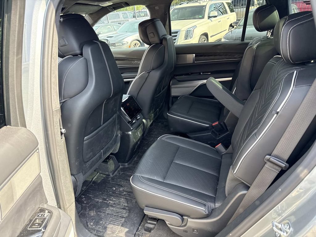 Certified 2026 Cadillac Vistiq Platinum w/ LPO, Floor Liner Package AWD/4WD image 9