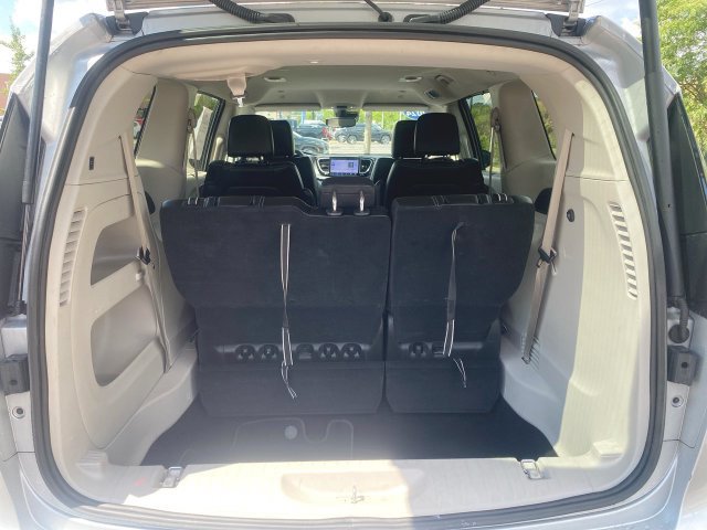 Used 2024 Chrysler Pacifica Touring-L FWD image 23