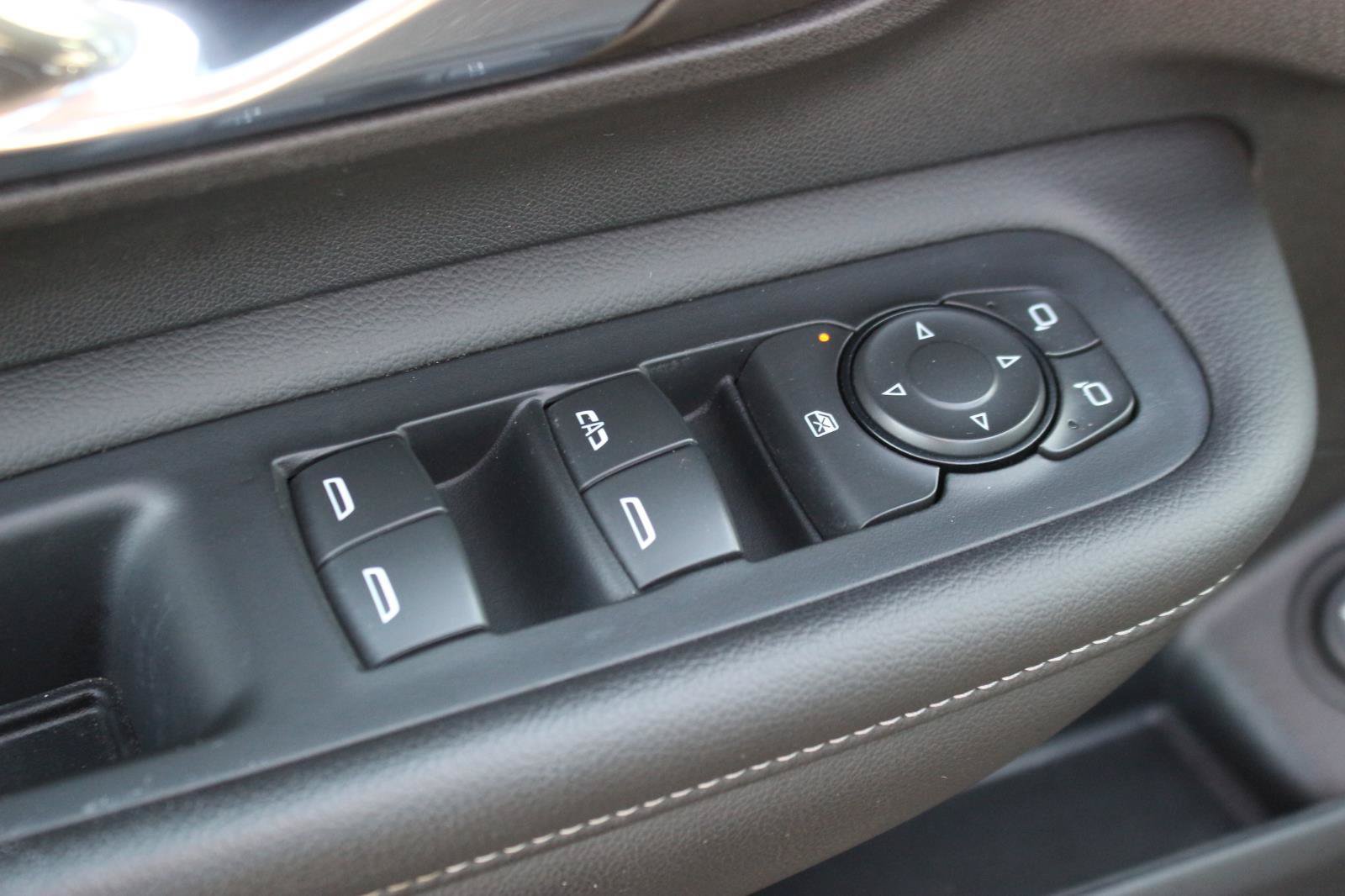 Used 2022 GMC Terrain SLT w/ Infotainment Package II FWD image 16
