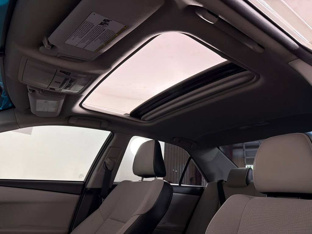 Used 2016 Toyota Camry SE w/ Moonroof Package image 2