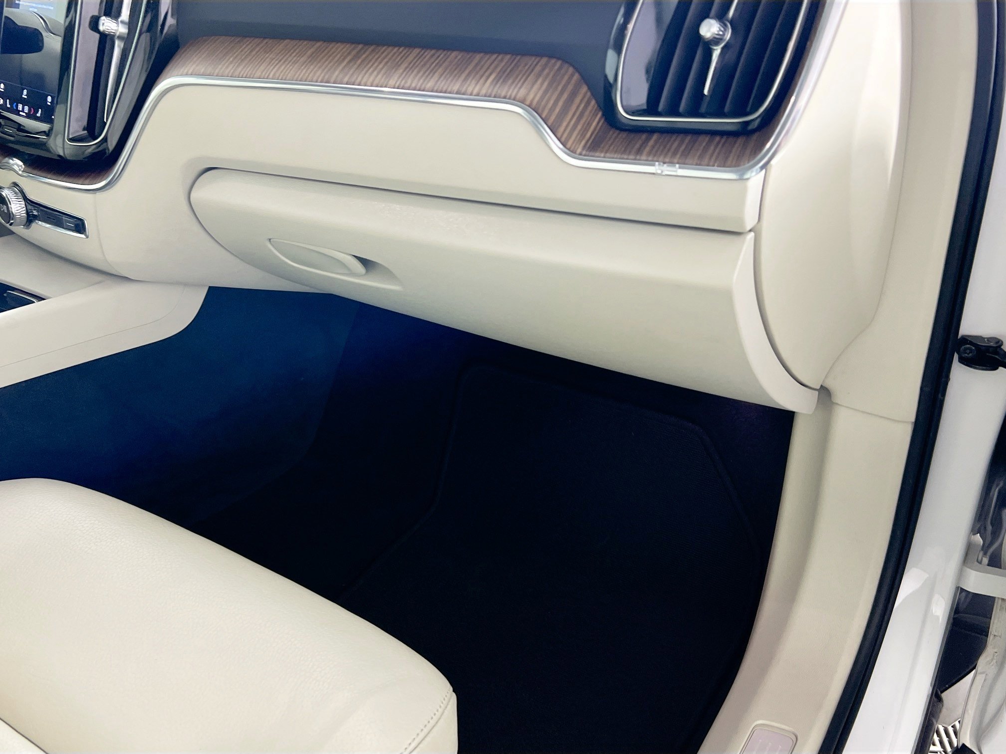 Used 2022 Volvo XC60 B5 Momentum image 35