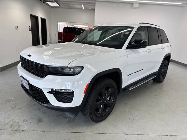 Used 2023 Jeep Grand Cherokee Limited w/ Black Appearance Package AWD/4WD image 6