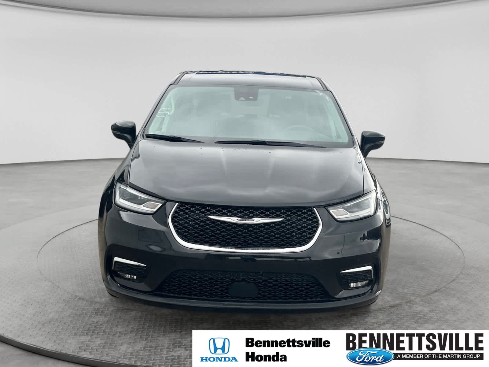 Used 2023 Chrysler Pacifica Touring-L FWD image 2