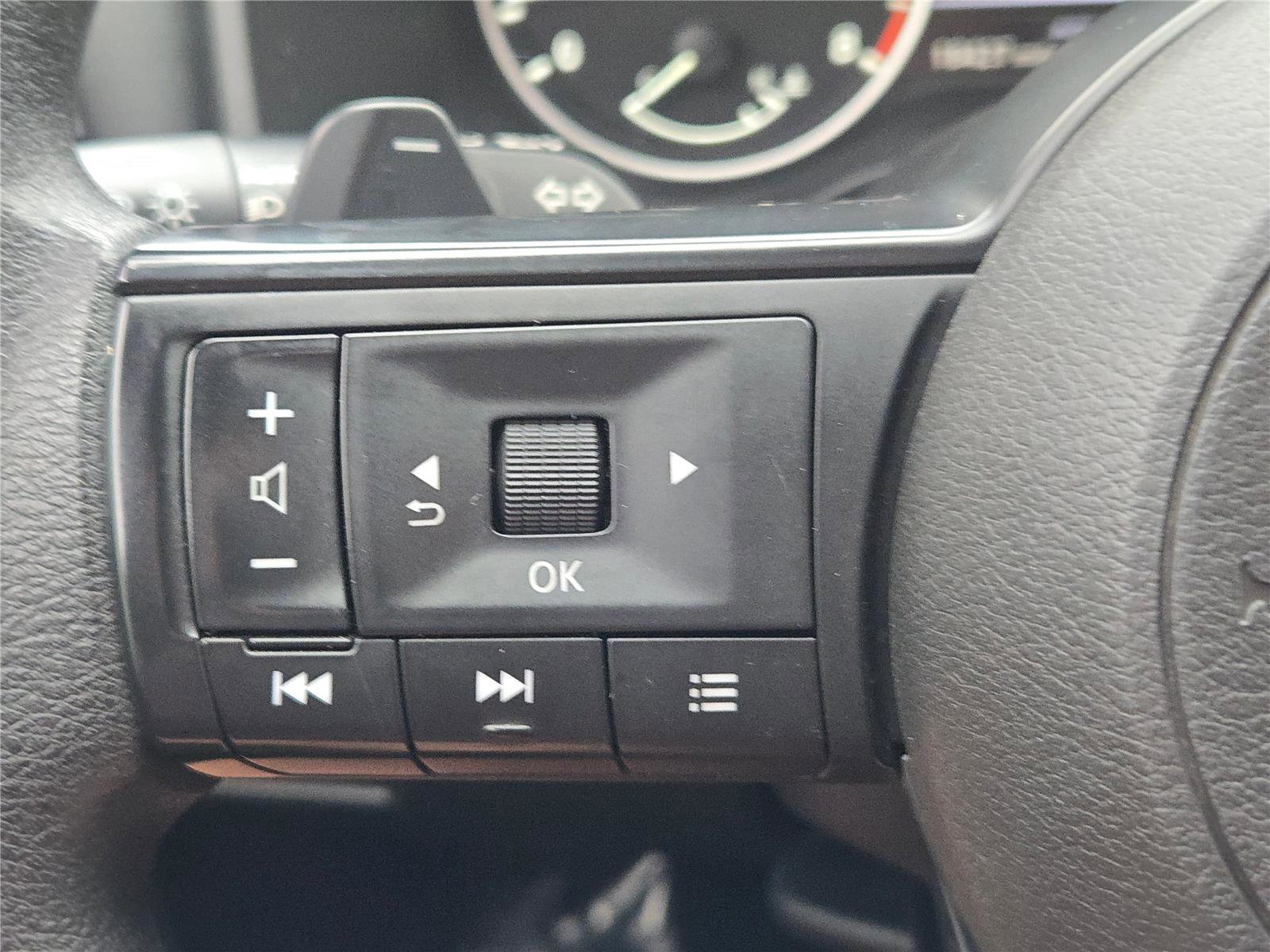 Used 2024 Nissan Rogue S image 31