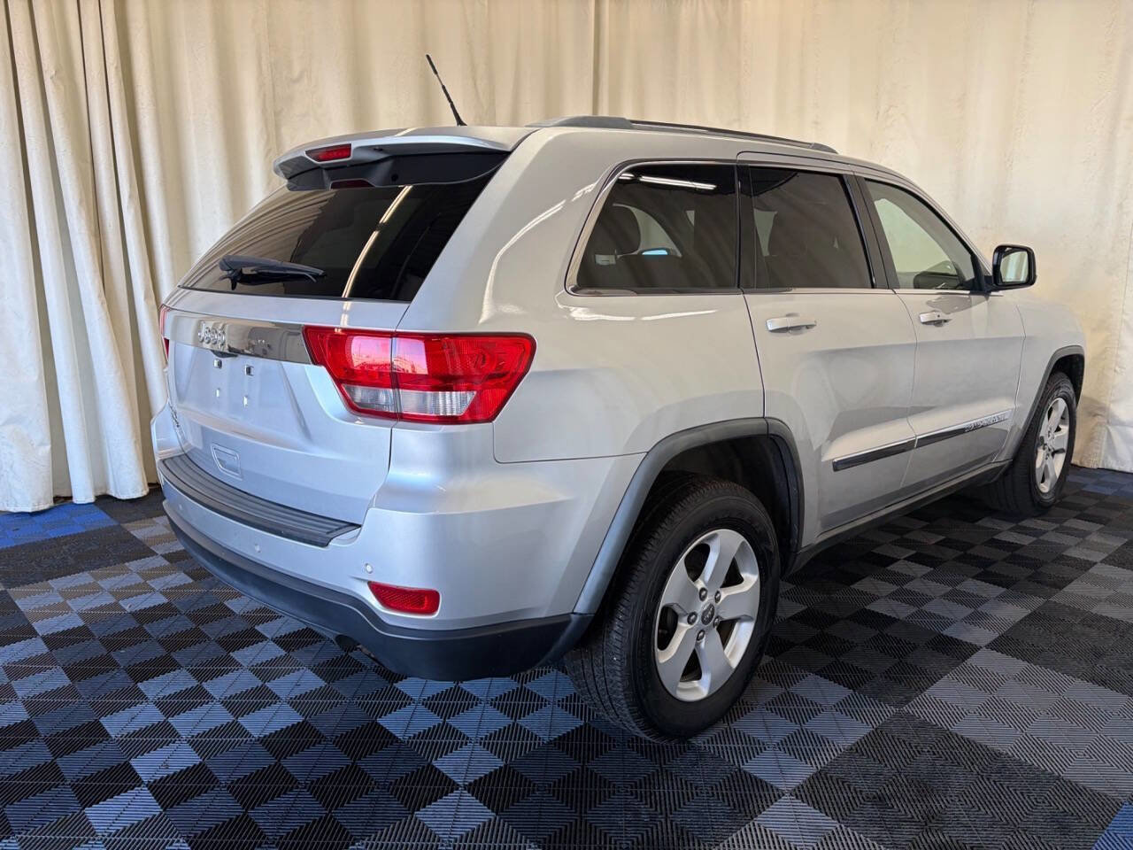 Used 2011 Jeep Grand Cherokee Laredo AWD/4WD image 7