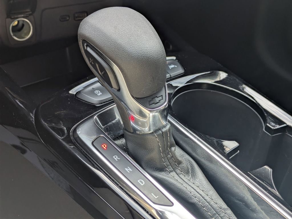 Used 2025 Chevrolet Trax LT w/ LT Convenience Package image 17