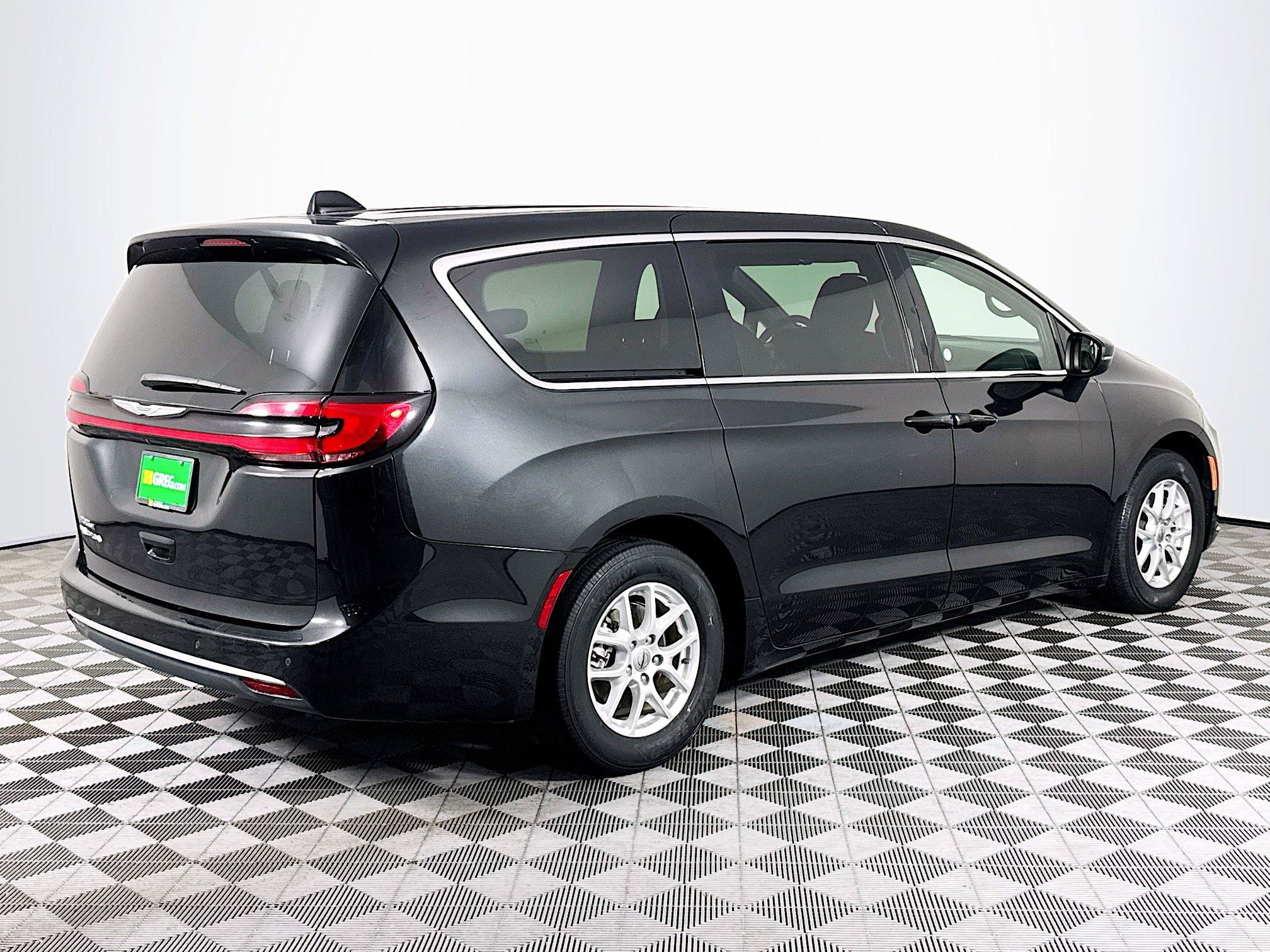 Used 2023 Chrysler Pacifica Touring FWD image 10