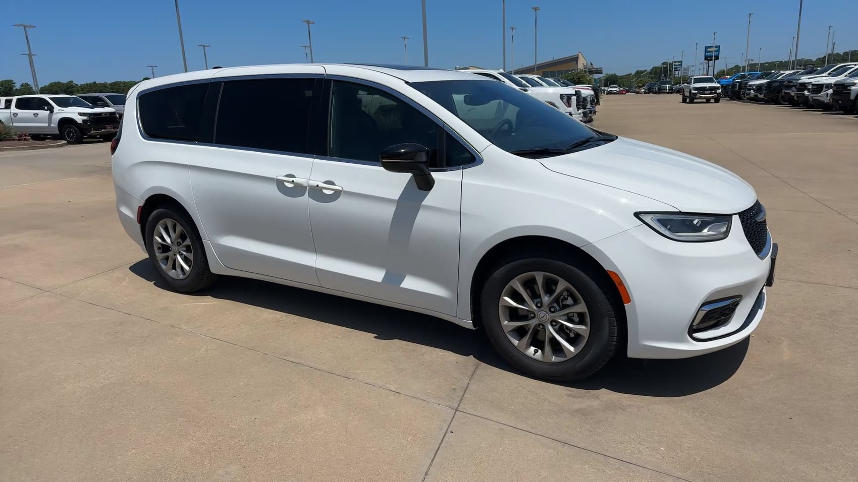 Used 2026 Chrysler Pacifica Limited FWD image 3