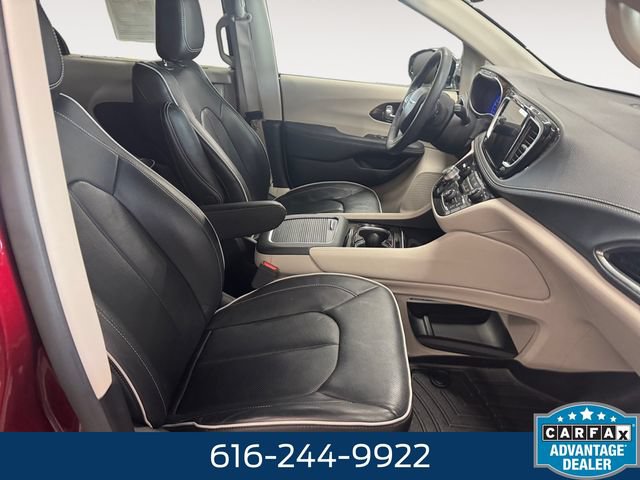 Used 2023 Chrysler Pacifica Limited AWD/4WD image 4