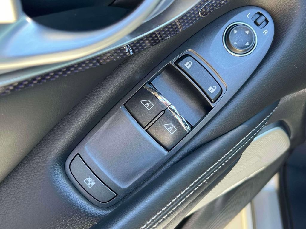 Used 2017 INFINITI Q60 Red Sport 400 image 12