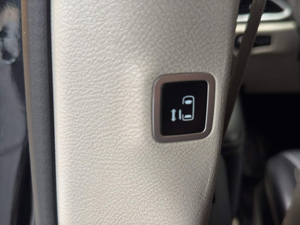 Used 2023 Chrysler Pacifica Touring-L FWD image 15