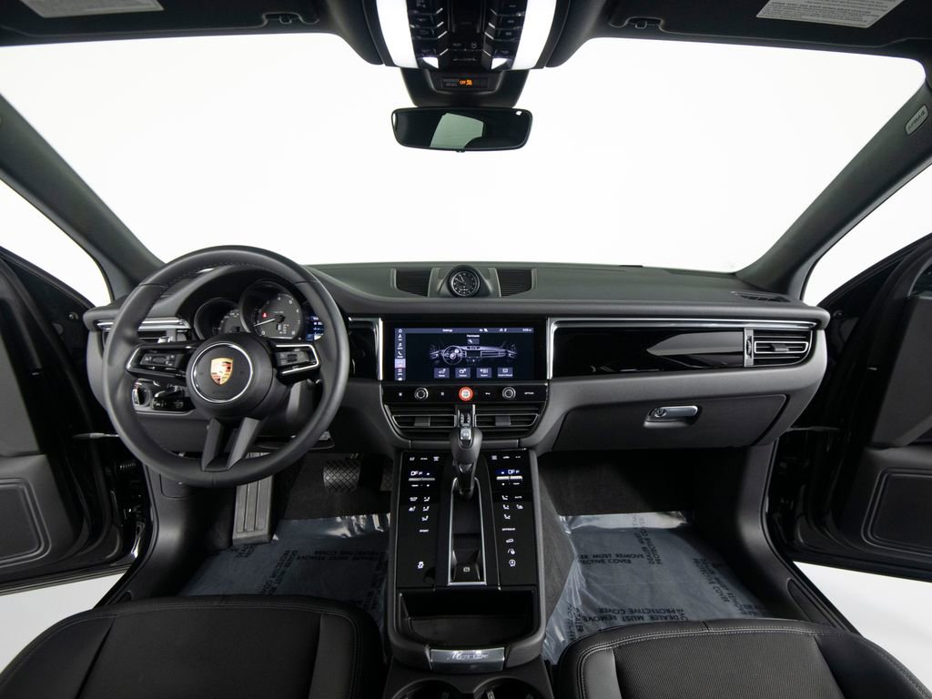 Certified 2025 Porsche Macan image 31