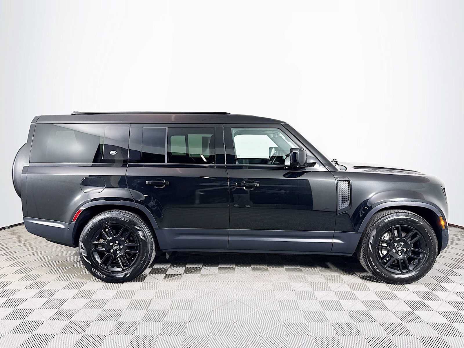 Used 2023 Land Rover Defender 130 SE AWD/4WD image 4