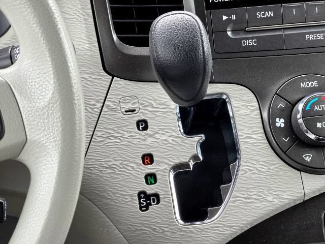 Used 2014 Toyota Sienna LE AWD/4WD image 32
