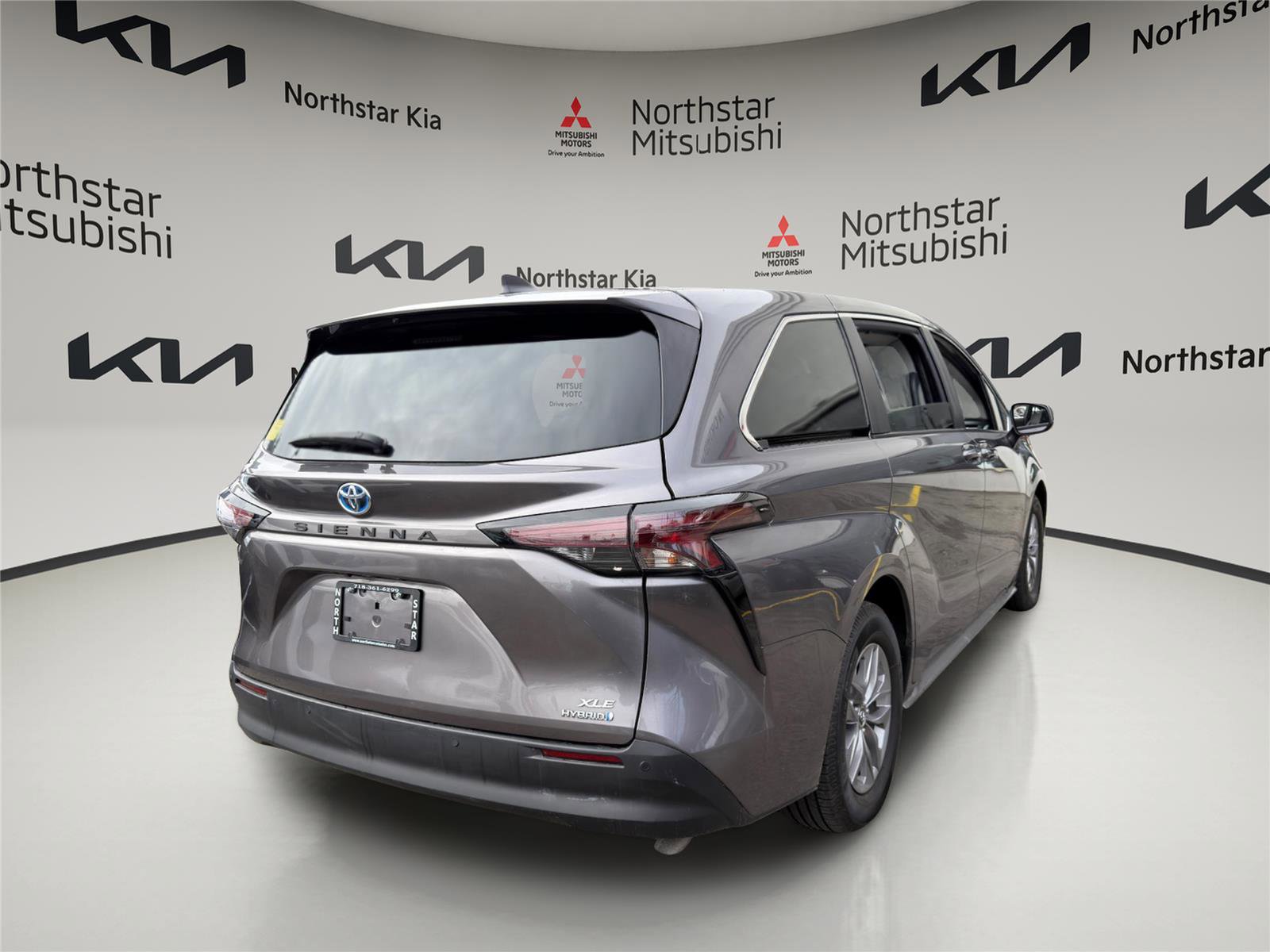 Used 2023 Toyota Sienna XLE image 4