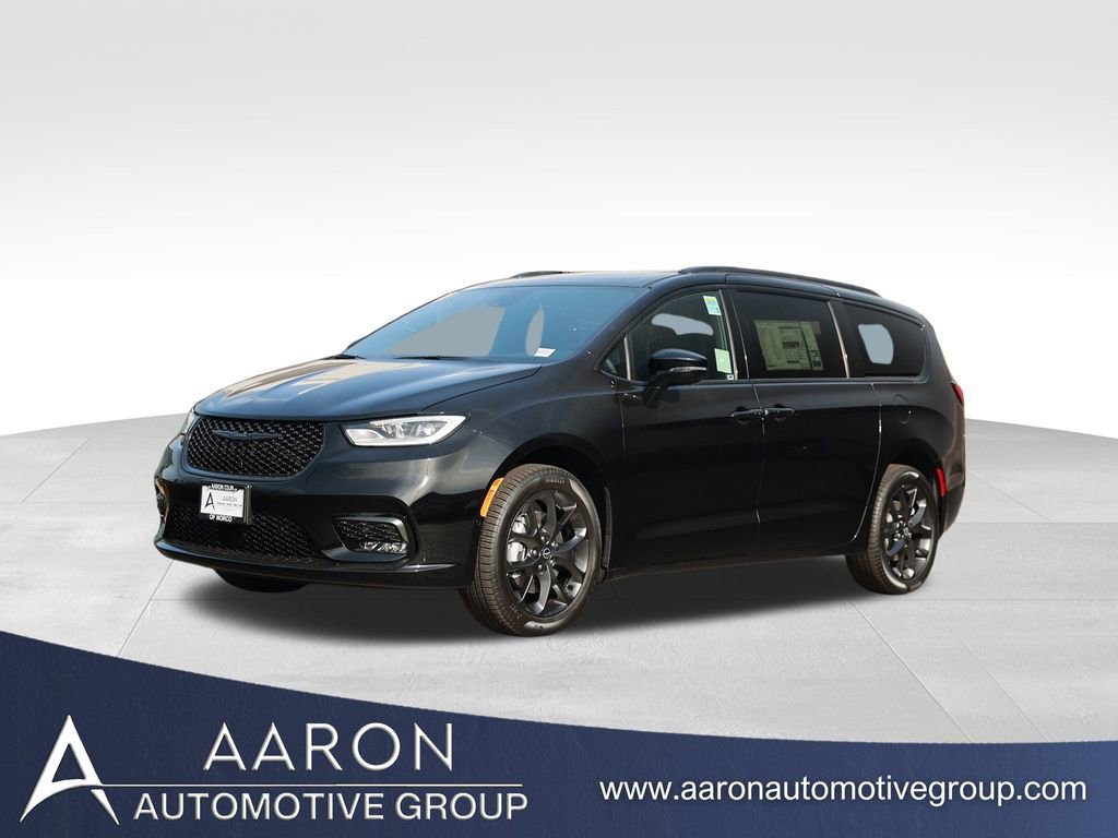 New 2026 Chrysler Pacifica Limited w/ Uconnect Theater Family Group