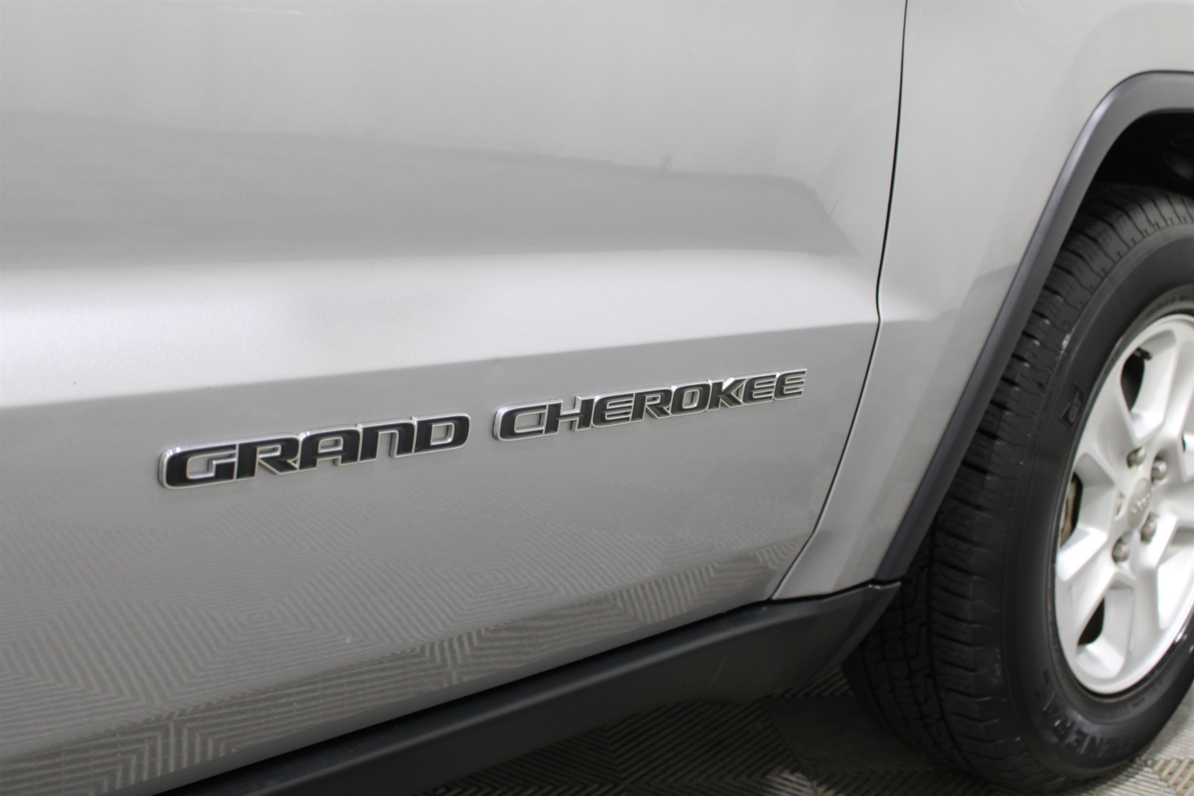 Used 2017 Jeep Grand Cherokee Laredo w/ Quick Order Package 23E AWD/4WD image 26