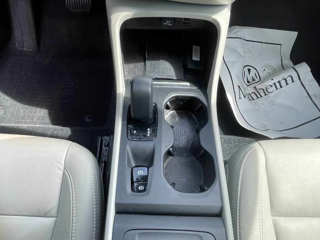 Used 2022 Volvo XC40 T4 Momentum FWD image 22