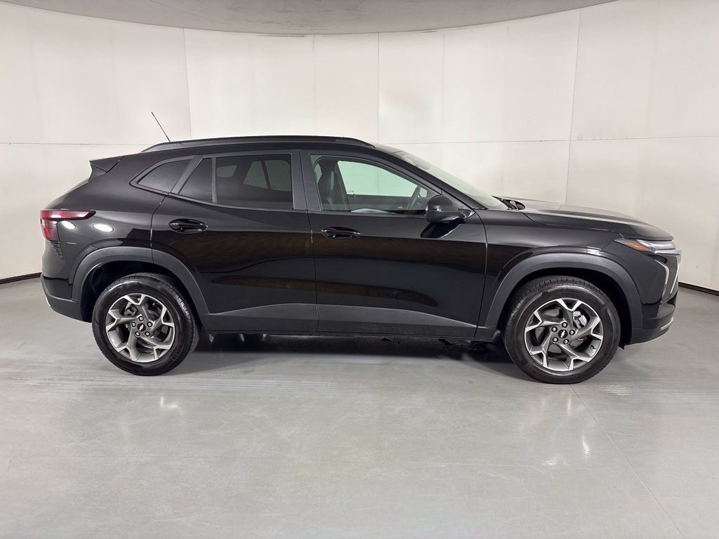 Used 2025 Chevrolet Trax LT FWD image 9