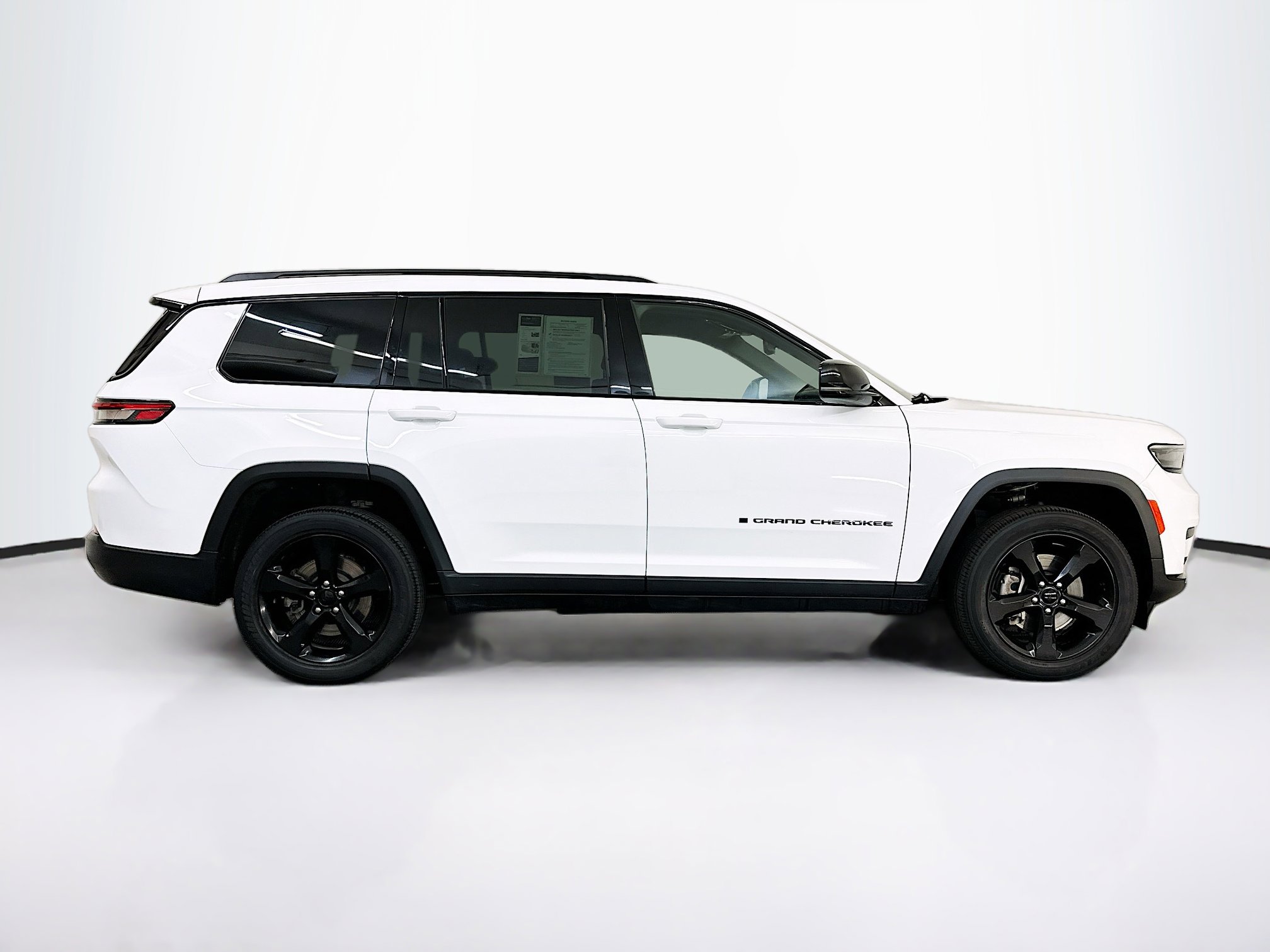 Used 2023 Jeep Grand Cherokee L Laredo image 10