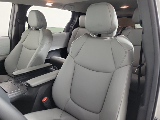 Used 2026 Toyota Sienna XLE FWD image 20