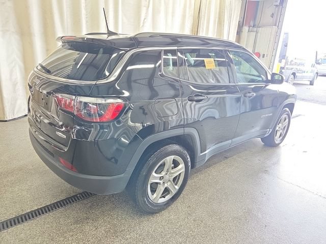 Used 2023 Jeep Compass Latitude AWD/4WD image 3
