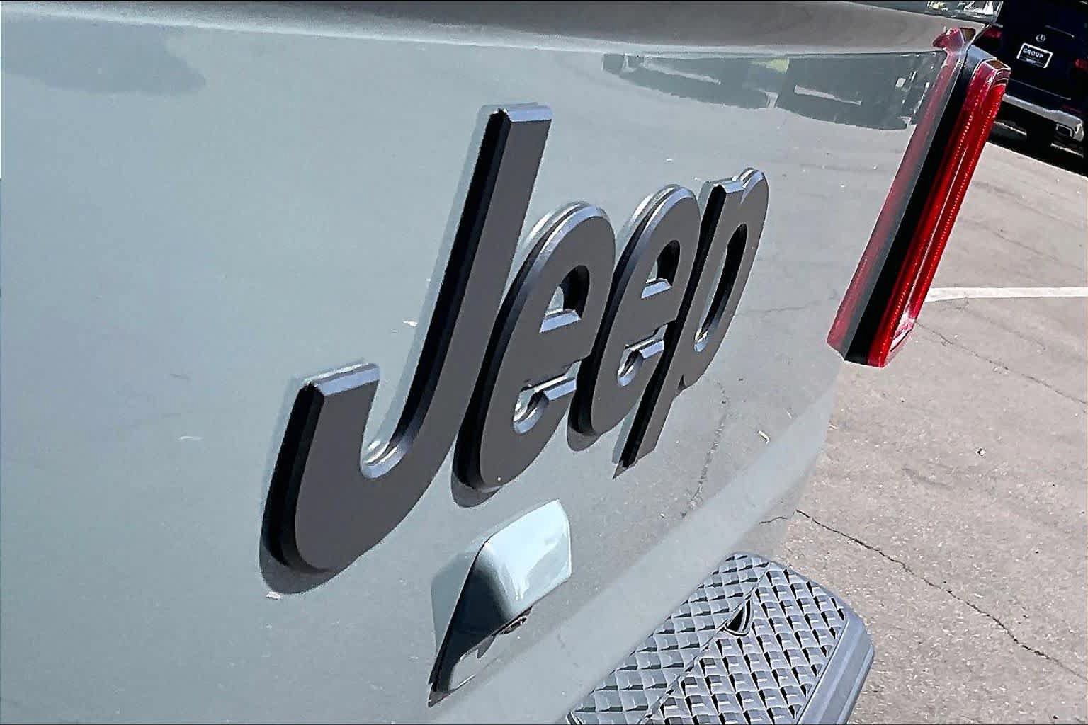 Used 2025 Jeep Gladiator Sport AWD/4WD image 29