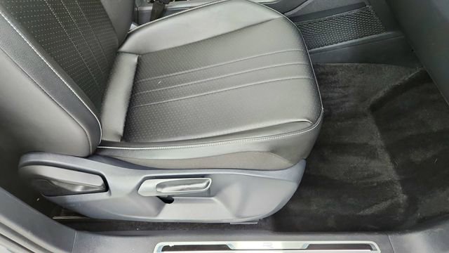 Used 2023 Volkswagen Tiguan SE R-Line image 22