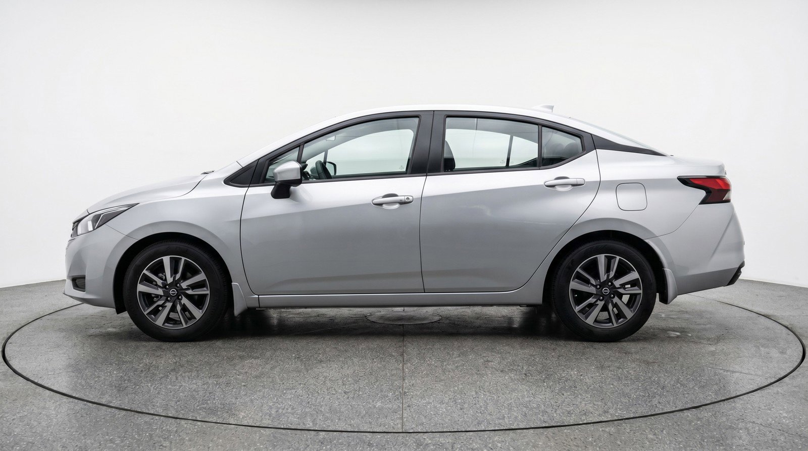 Used 2025 Nissan Versa SV FWD image 5