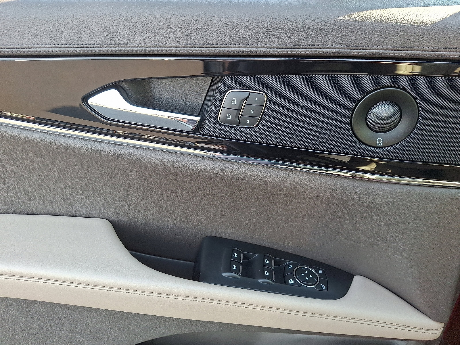 Used 2021 Lincoln Nautilus Reserve image 13