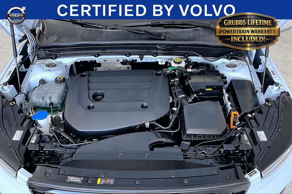 Certified 2025 Volvo XC40 B5 Plus AWD/4WD image 11
