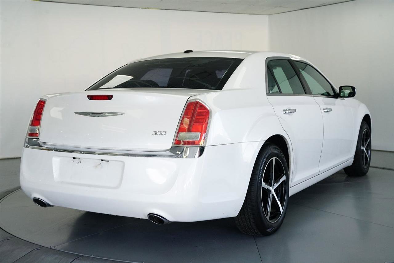 Used 2011 Chrysler 300 Limited image 10