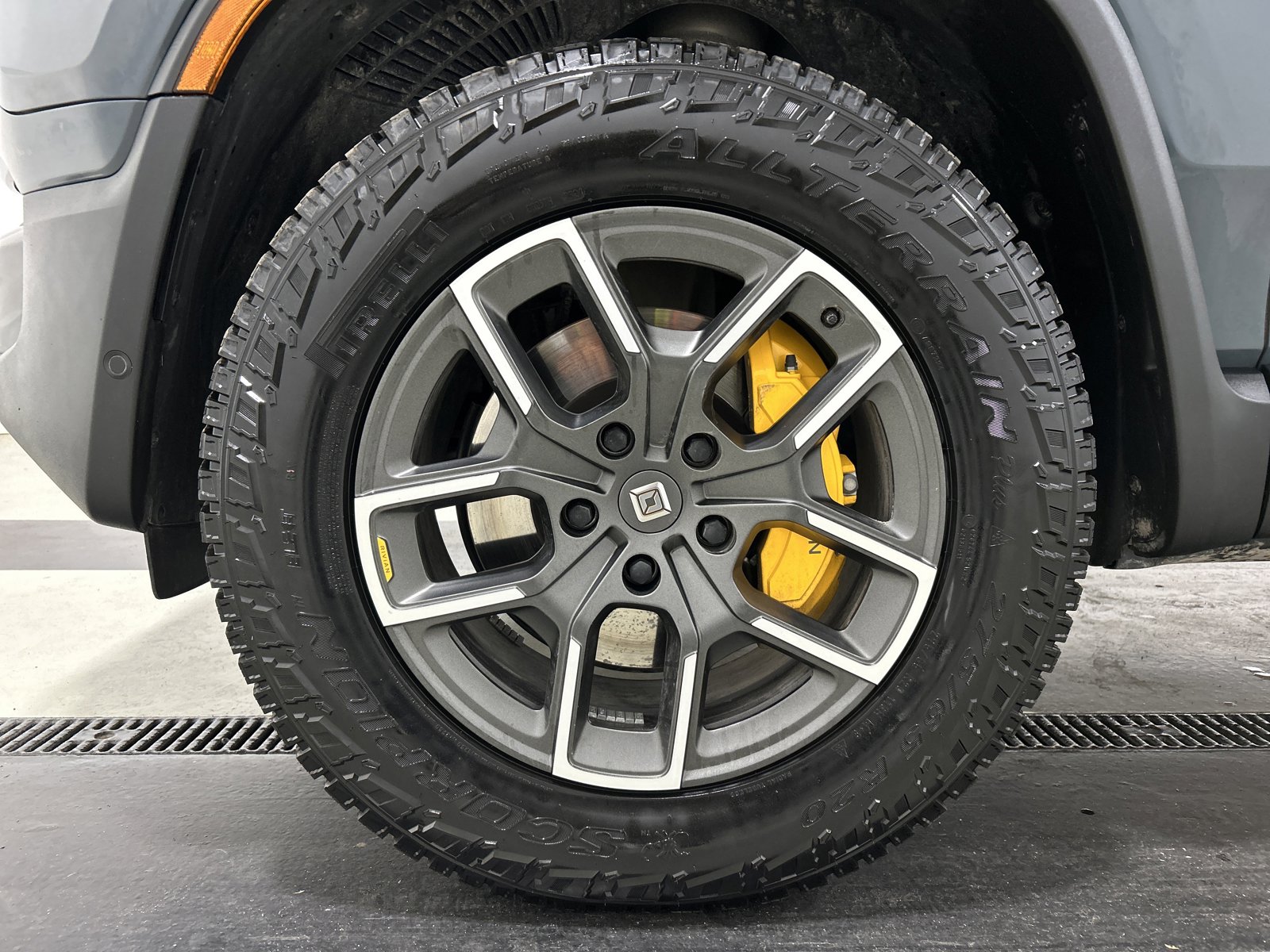 Used 2025 Rivian R1S Premium AWD/4WD image 9
