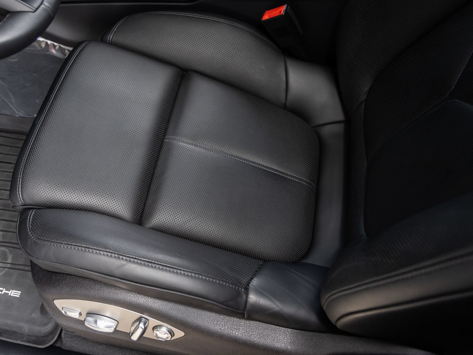 Certified 2026 Porsche Macan AWD/4WD image 27
