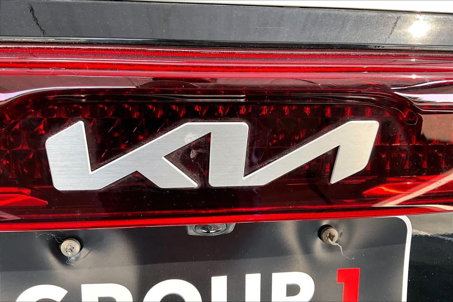 Used 2024 Kia Carnival EX FWD image 31