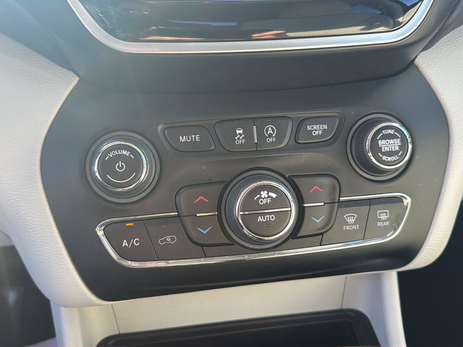 Used 2021 Jeep Cherokee Limited AWD/4WD image 16