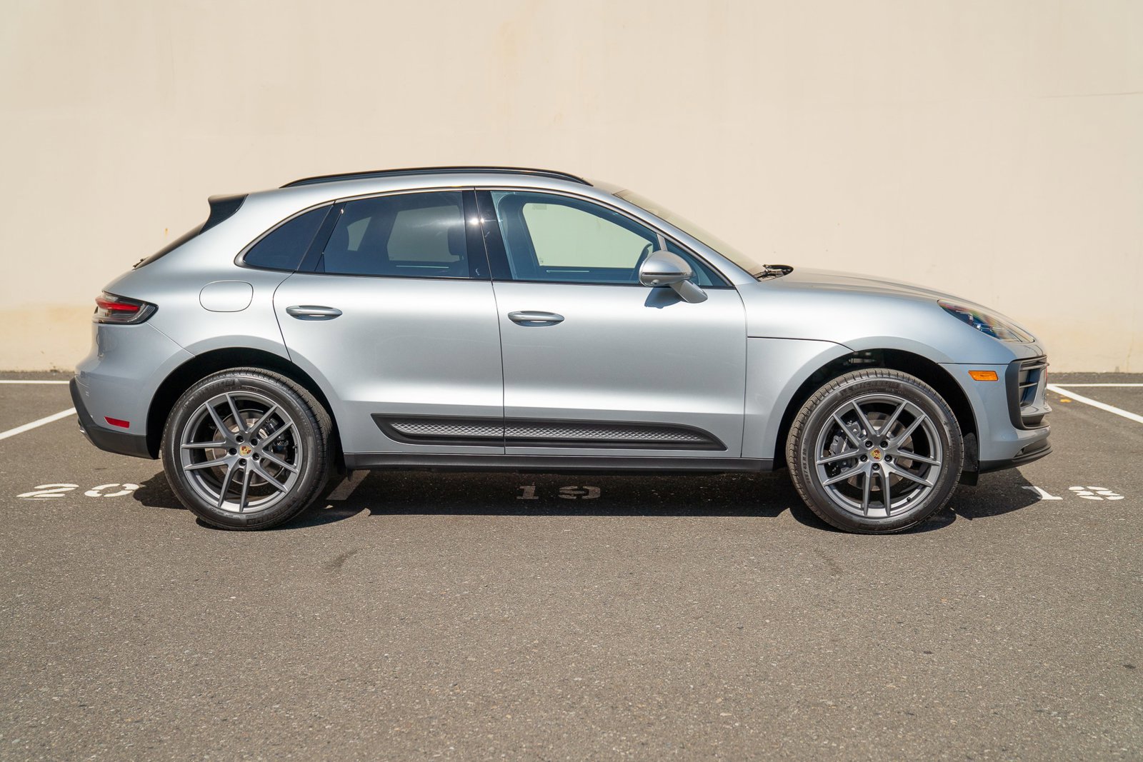 Certified 2026 Porsche Macan AWD/4WD image 8