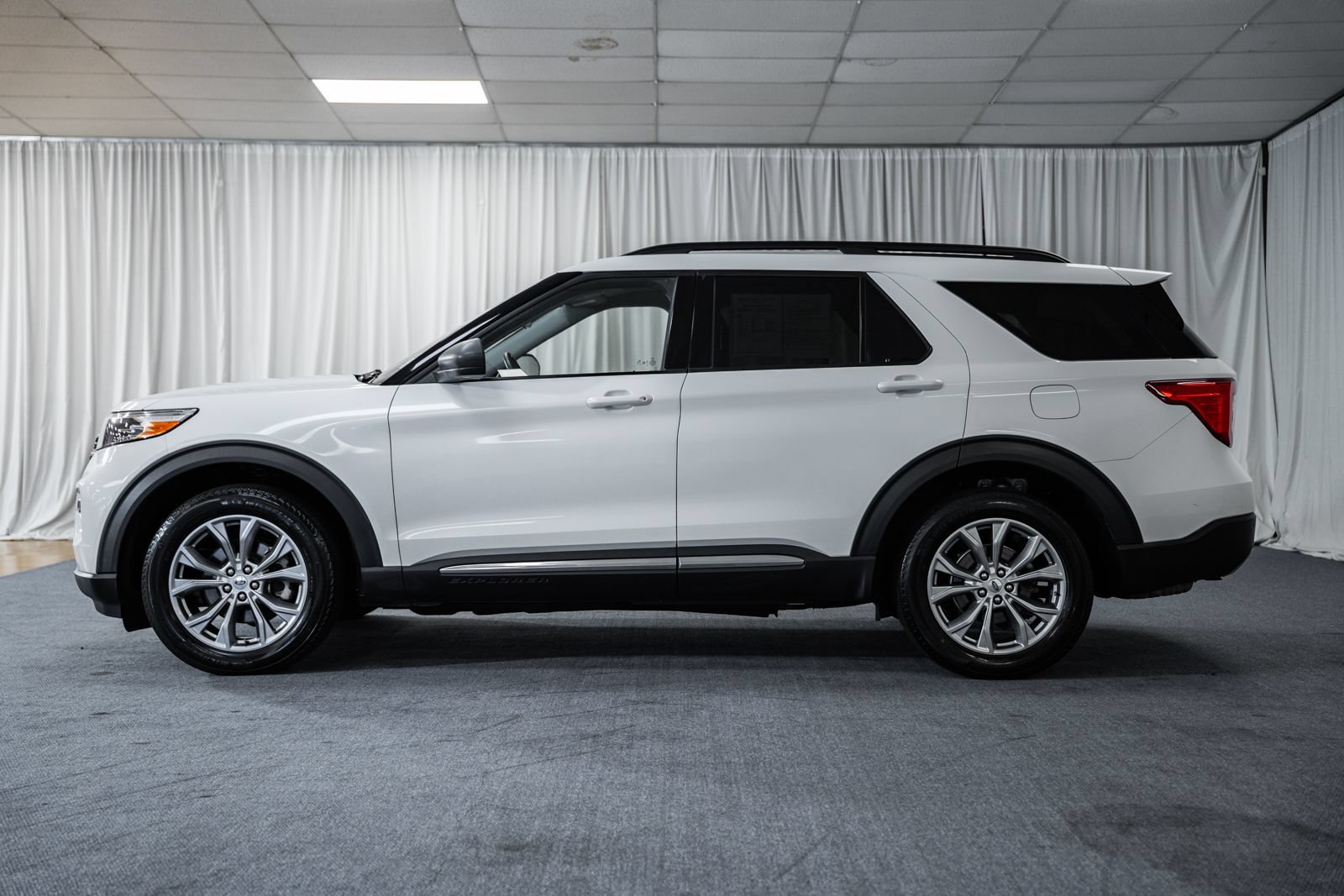 Used 2023 Ford Explorer XLT w/ Equipment Group 202A AWD/4WD image 4