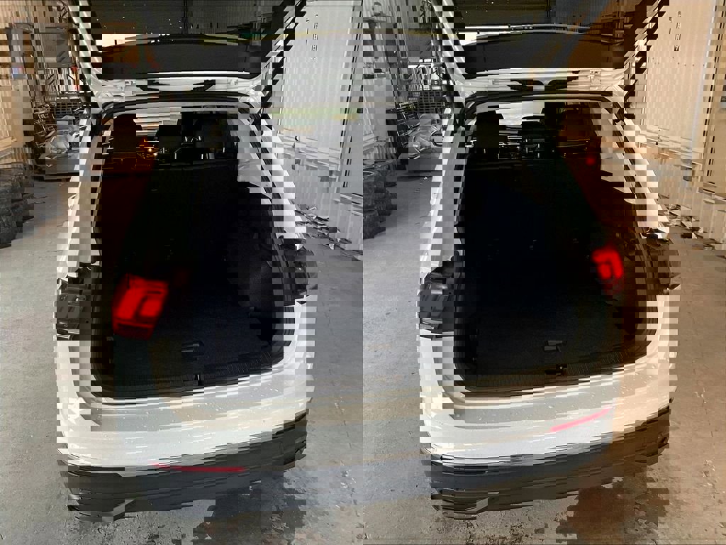 Used 2024 Volkswagen Tiguan SE image 35