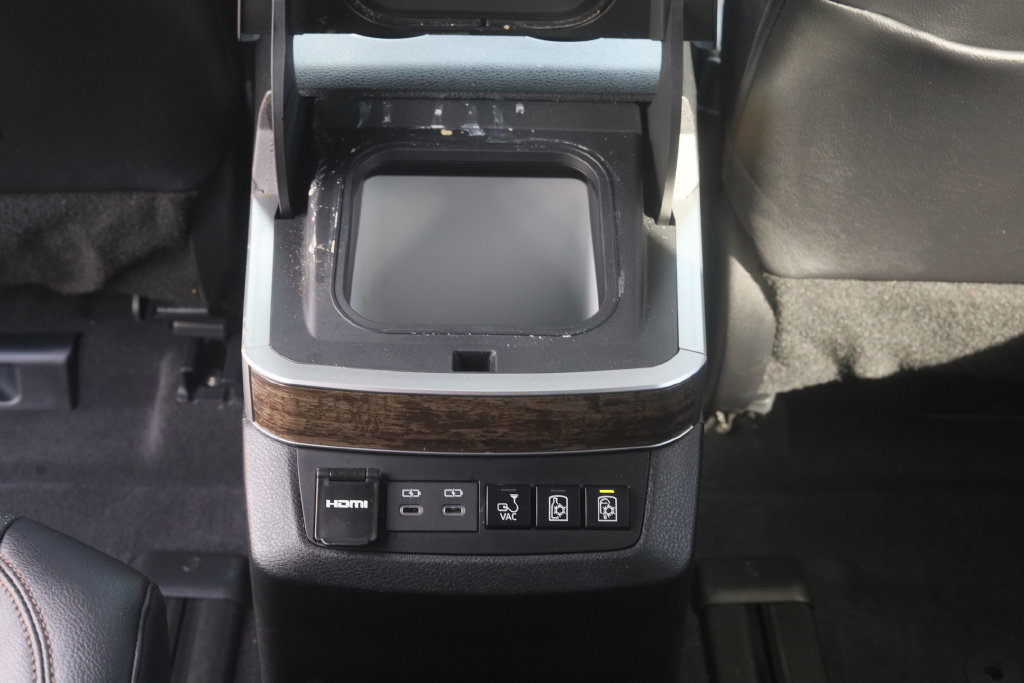 Used 2025 Toyota Sienna Platinum AWD/4WD image 34