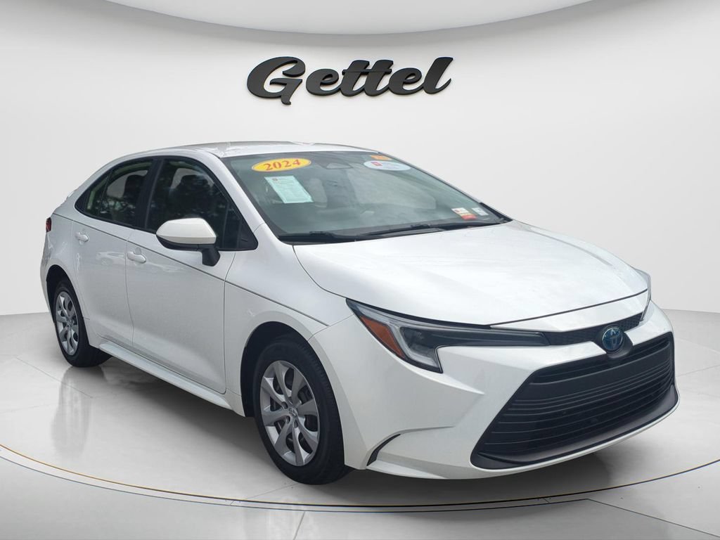 Used 2024 Toyota Corolla LE FWD image 3