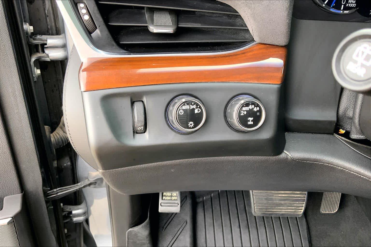 Used 2019 Cadillac Escalade Luxury AWD/4WD image 32
