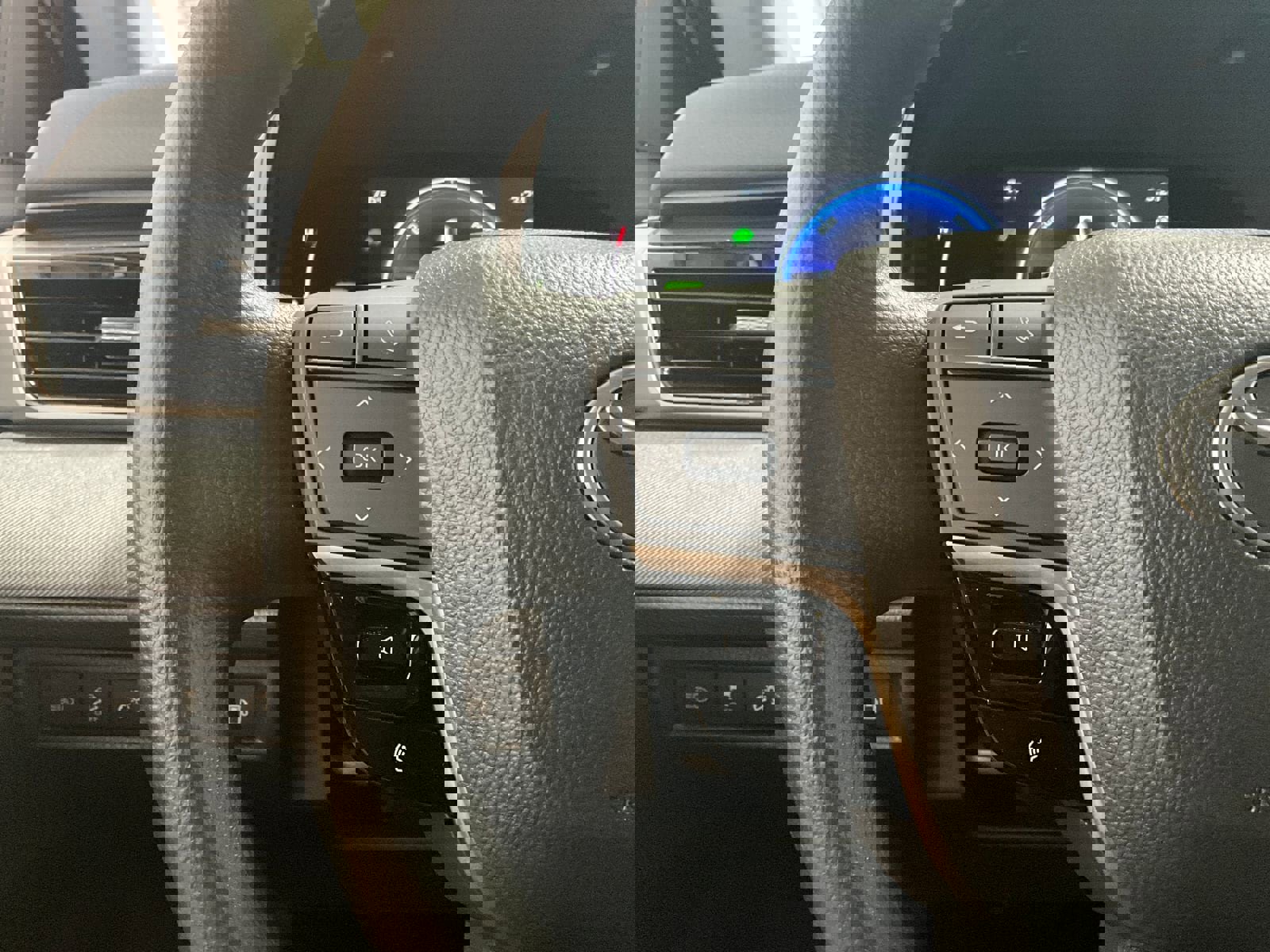 Used 2025 Toyota Camry LE w/ Convenience Package image 16