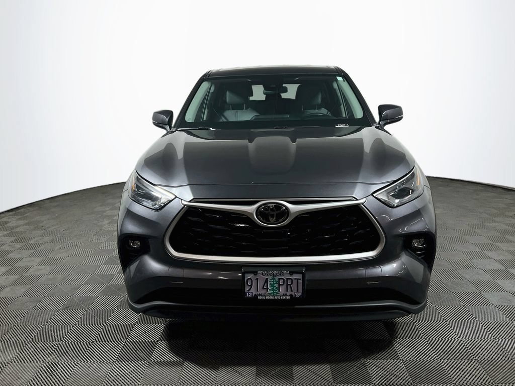 Used 2023 Toyota Highlander LE FWD image 2