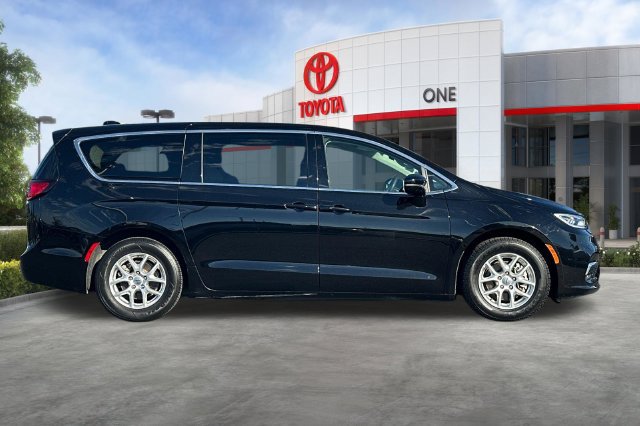 Used 2024 Chrysler Pacifica Touring-L FWD image 3