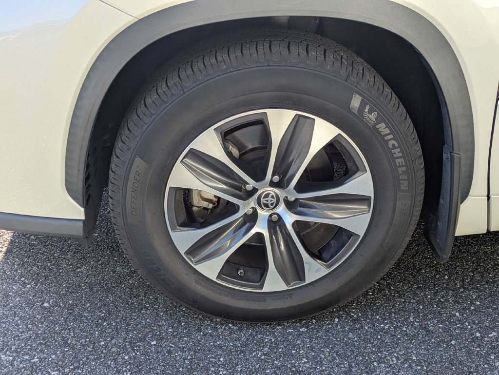 Used 2020 Toyota Highlander XLE AWD/4WD image 14