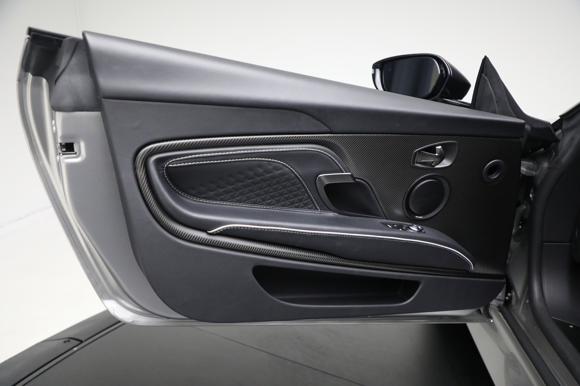 Used 2023 Aston Martin DBS Coupe image 18